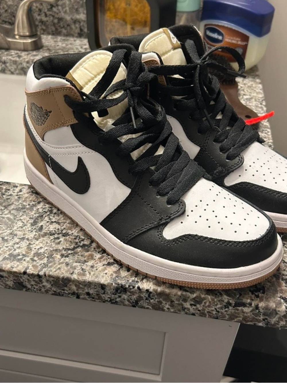 Jordan 1 Mid - Black White Tan